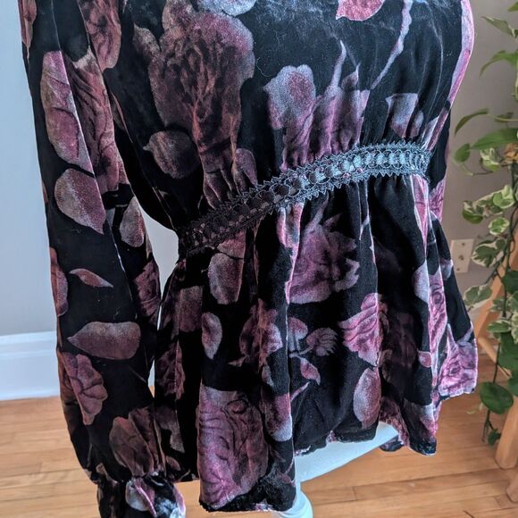 Willow & Clay Corinne Floral Velvet Top Witchy Bell Sleeve Whimsygoth Size M - Picture 9 of 12